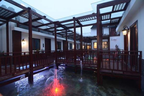 成都抚琴喝茶，体验慢生活养生之道(成都抚琴酒店)